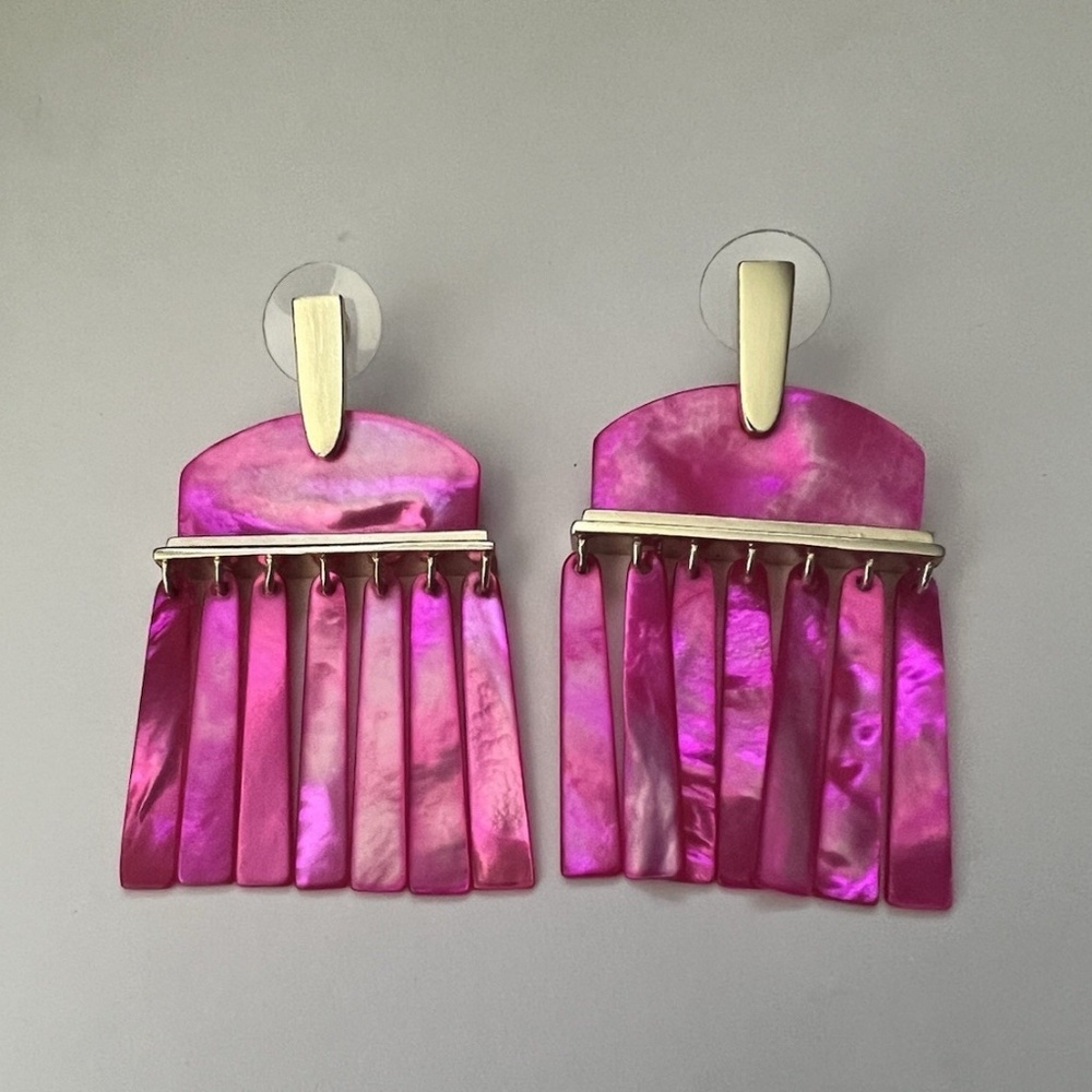 Kendra Scott Layne Magenta Mother Of Pearl Gold Tone Drop Earrings